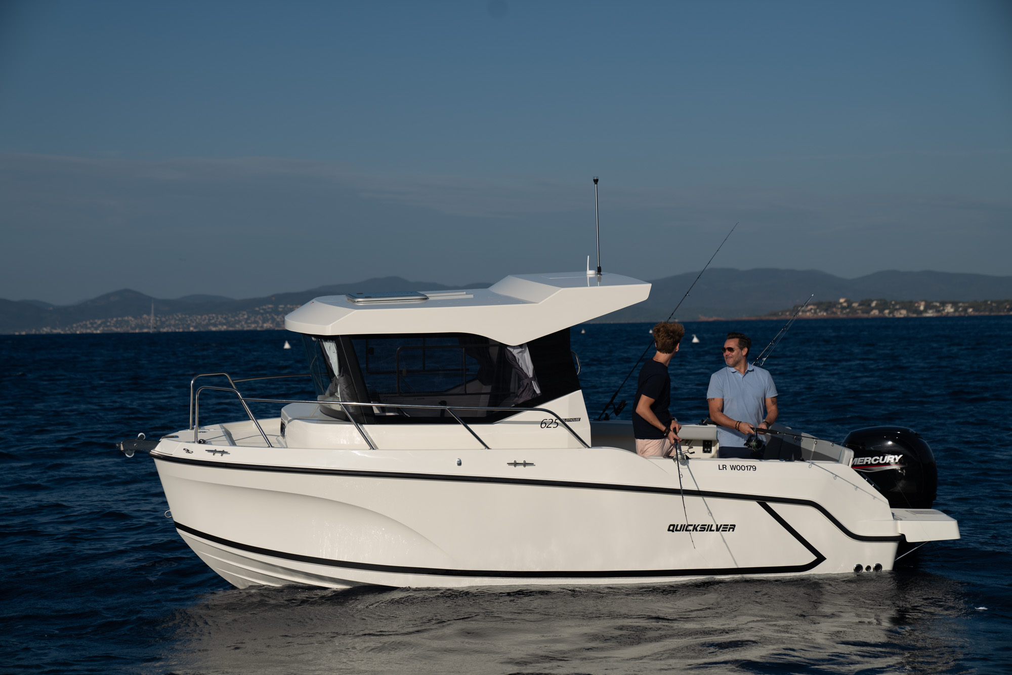 Quicksilver-625-pilothouse0275